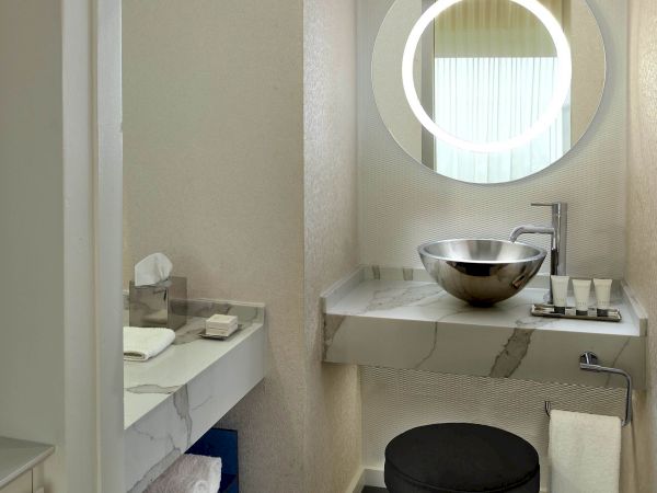 The Valorian West Hollywood, Curio Collection by Hilton